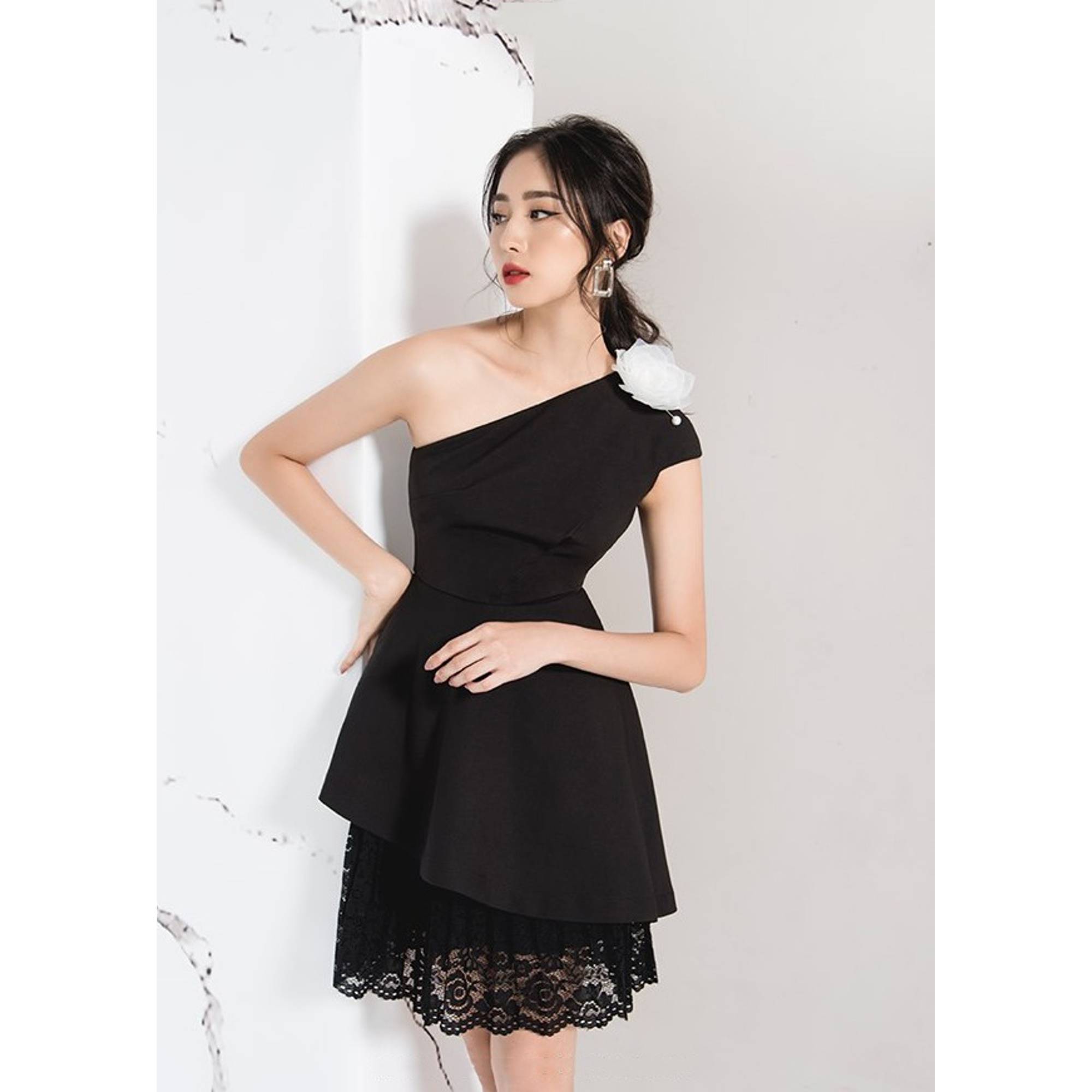 Đầm lệch vai phối váy ren