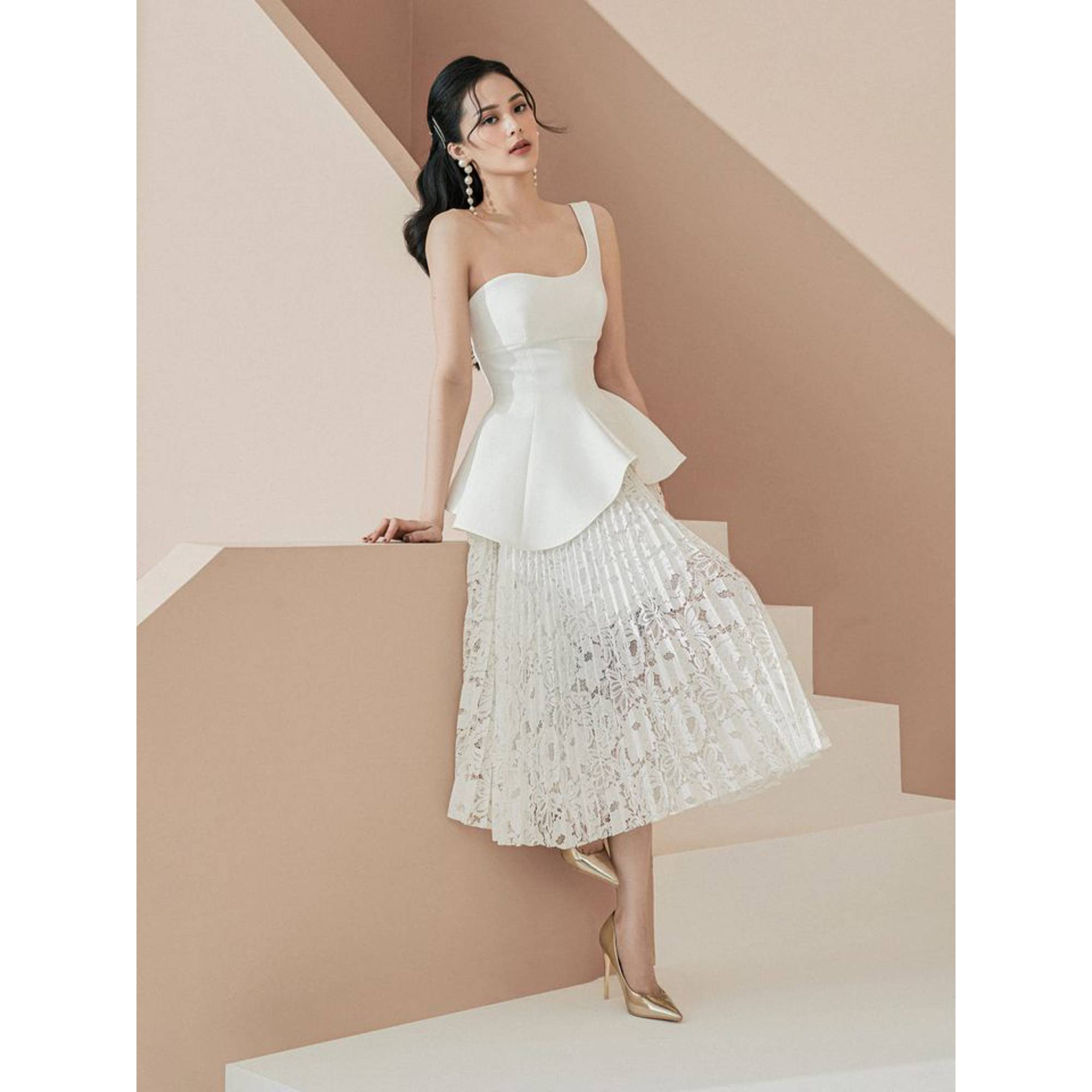 Set áo lệch vai peplum chân váy ren xếp ly
