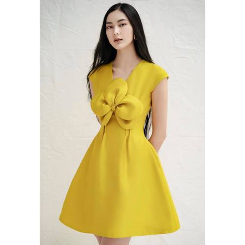 Đầm xòe kết hoa to trước ngực thiết kế cao cấp
