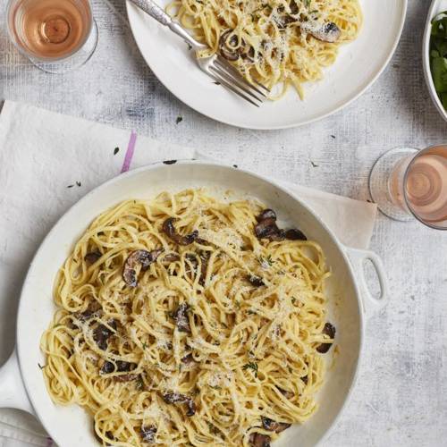 Vegetarian spaghetti carbonara with smoked cheese